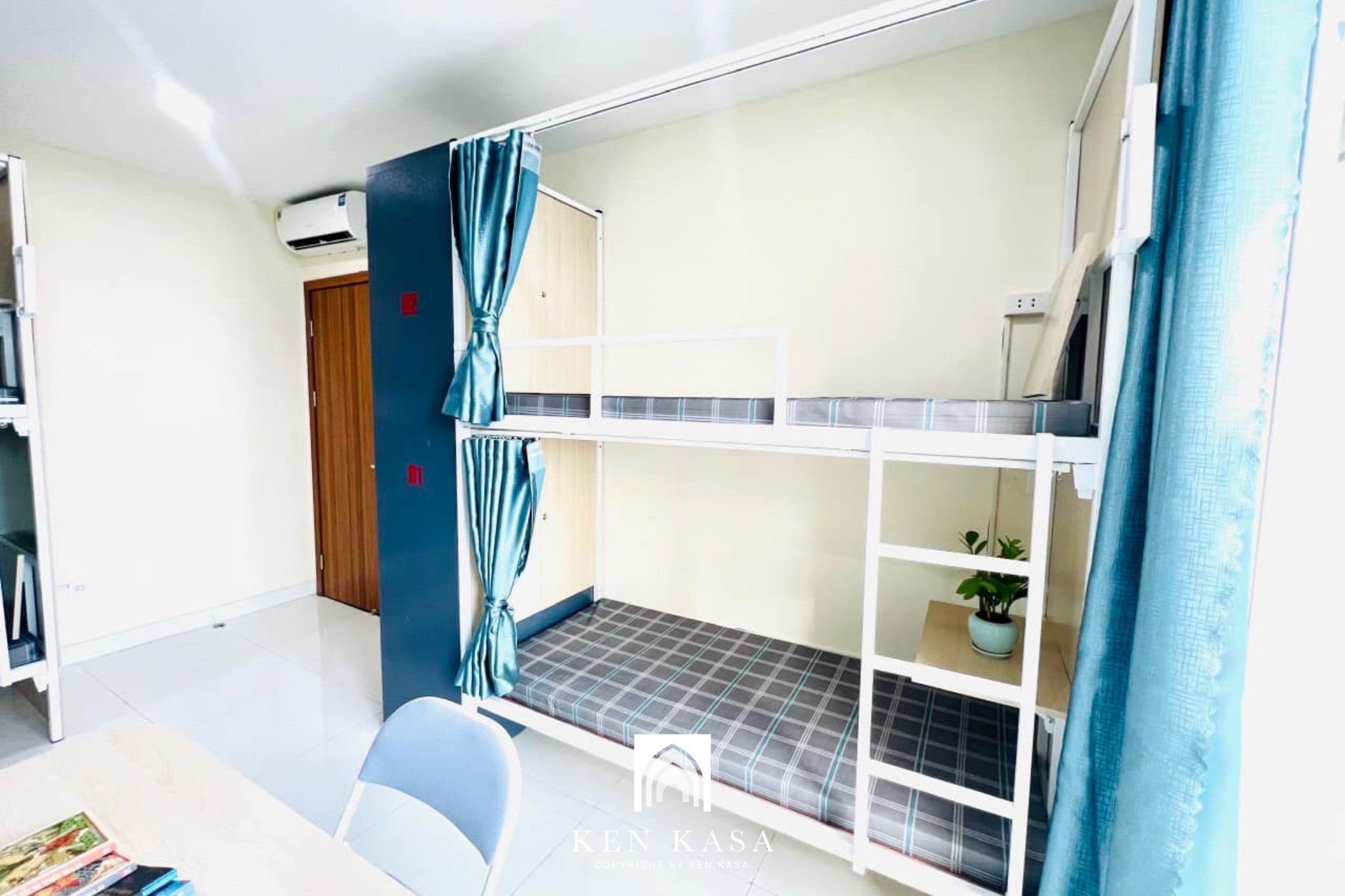 thiết kế nhiều cửa sổ khi thiết kế nội thất homestay gi&aacute; rẻ